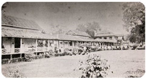 This is the first style of hospital which King Chulalongkorn donated his private funds to build, worth 200 Chung. The house was made from wood and decorated with terraces. There are three big houses and three small houses for doctors and for storing medicines including a pathway, kitchen and a bridge.